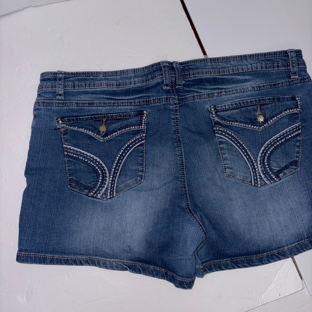 Natural Reflections Denim Shorts Size 18 Blue Mid Rise Embroidered Flap Pocket - Picture 9 of 10
